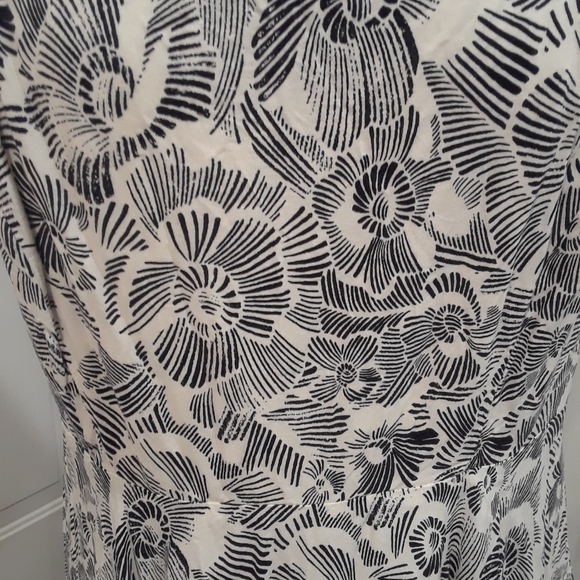 💕HP💕Old Navy patterned sun dress - Picture 5 of 10